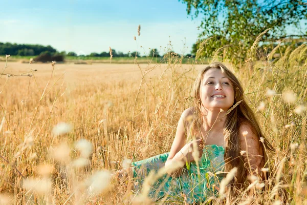 Giovane donna nell'erba in estate — Foto Stock
