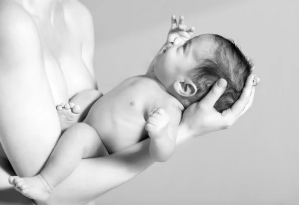 Yeni doğan bebek anne kolundaki — Stok fotoğraf