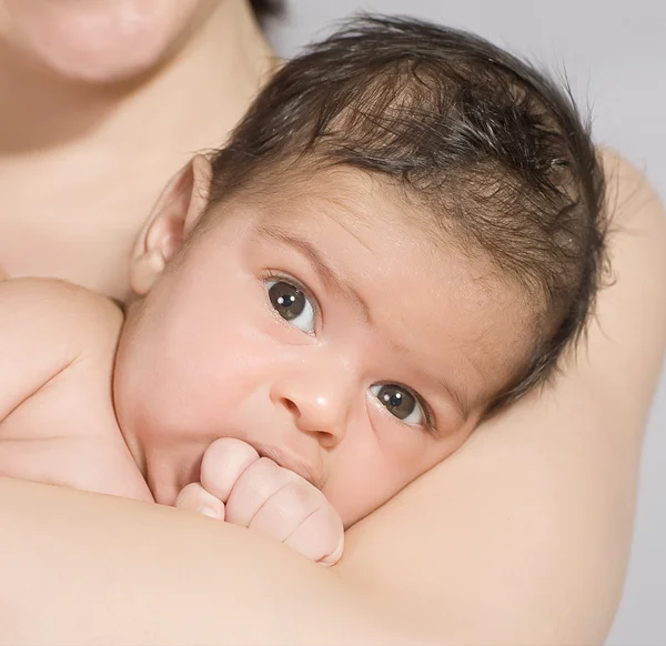 生まれたばかりの赤ちゃんを母親の腕に — ストック写真