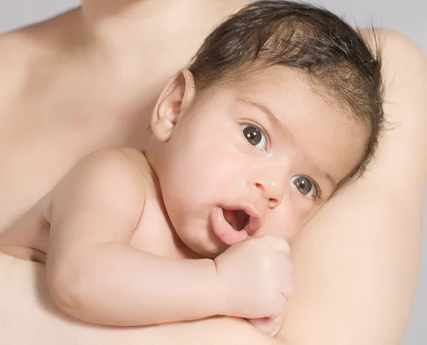 Bebê recém-nascido no braço da mãe — Fotografia de Stock