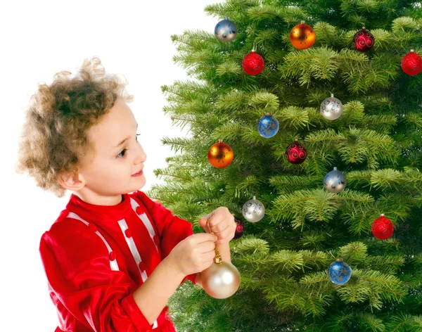 Lilla flickan klär en julgran — Stockfoto