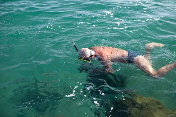 Snorkelen en het nemen van onderwater — Stockfoto