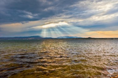 Denizde gün doğumu