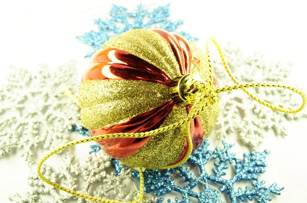 Christmas snowflake and red ball — Stock Photo, Image