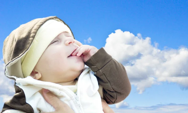 Ребенок и небо — стоковое фото