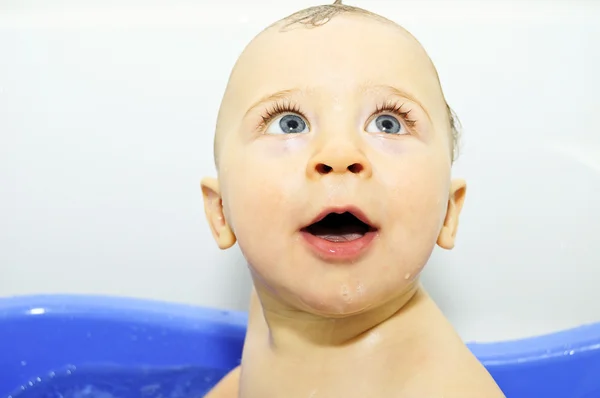 激动的蓝眼睛的小男孩洗澡 — 图库照片