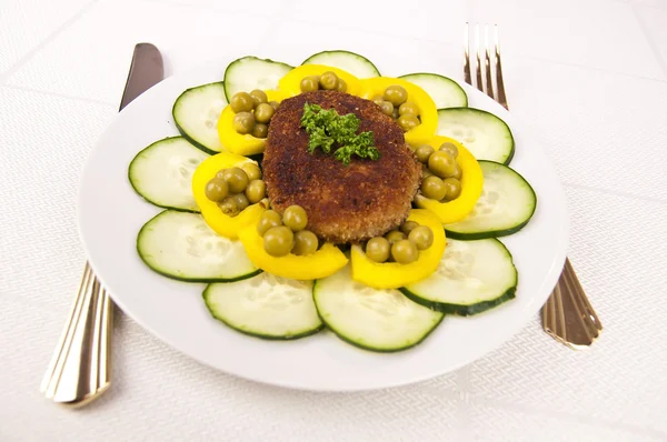 Schnitzel Mit Gurken Paprika Und Erbsen Auf Weißem Teller — Stockfoto