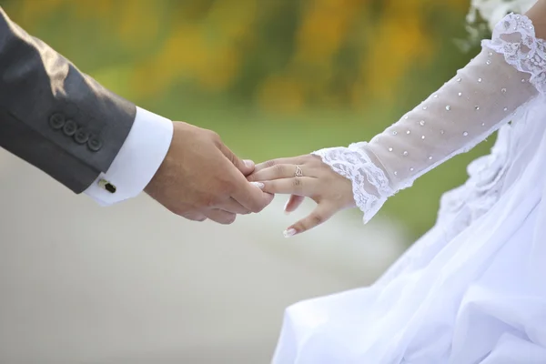 Жених Невеста Держатся Руки Ходят — стоковое фото