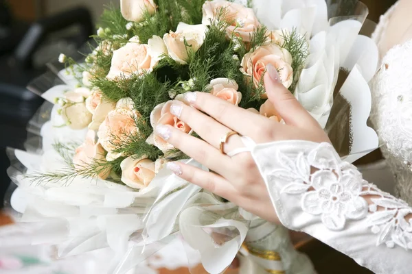 婚礼与粉红色玫瑰手中的花束 — 图库照片