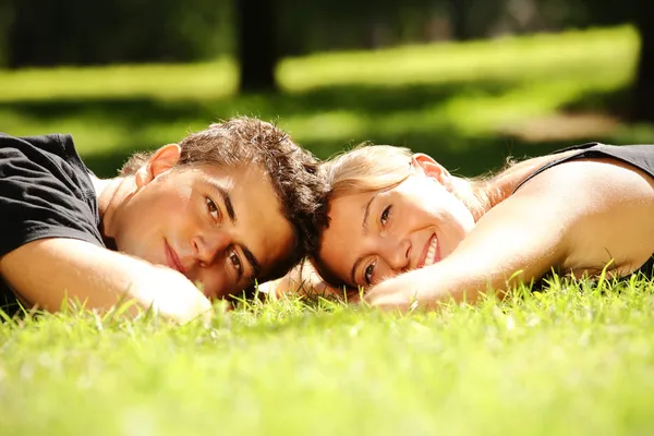 Mladý pár v parku — Stock fotografie