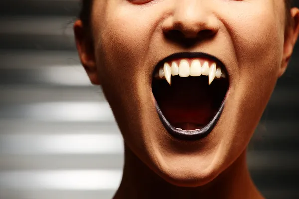 Bliska jamy ustnej kobieta wampir — Zdjęcie stockowe