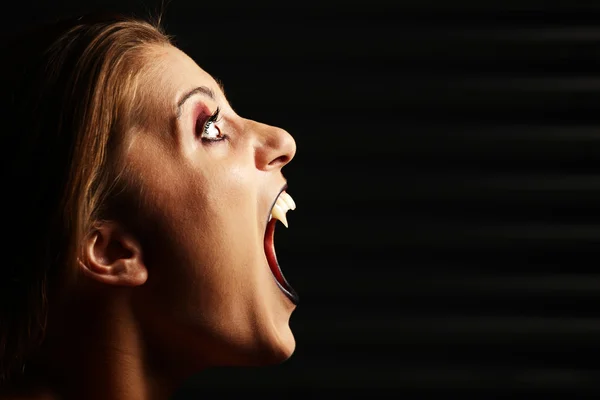 Женщина-вампир кричит — стоковое фото