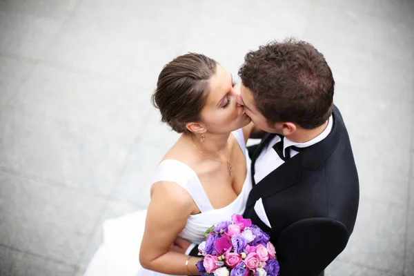 Young married couple kiss — Stock Photo, Image