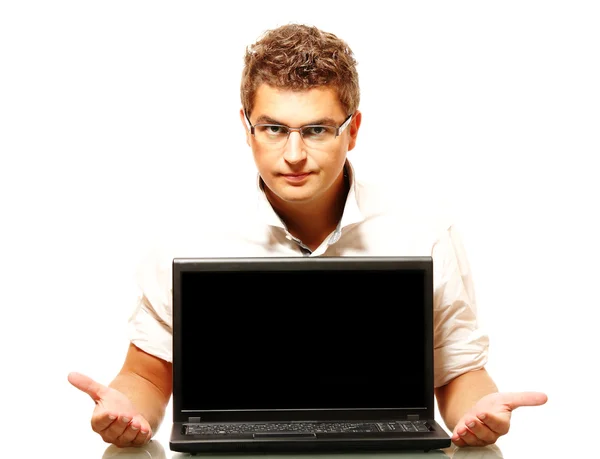 Jovem trabalhador apresentando um laptop — Fotografia de Stock