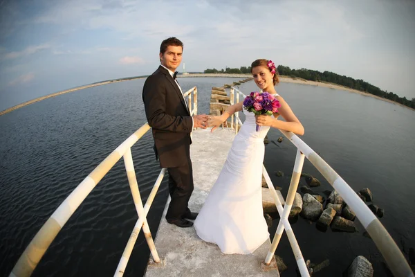 Mladý ženatý dvojice a výhled na moře — Stock fotografie