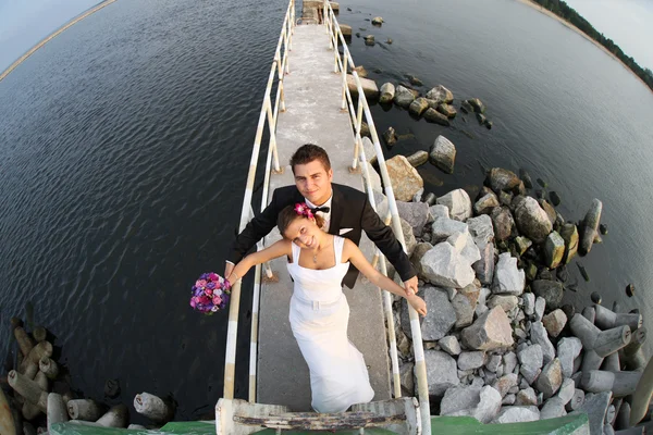 Joven hermosa pareja casada junto al mar —  Fotos de Stock