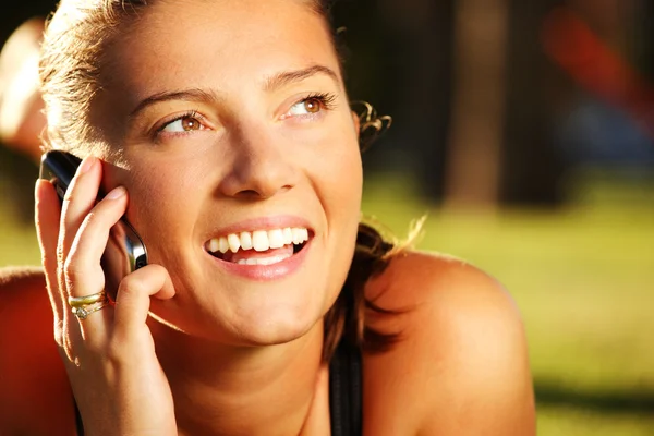 Young pretty wife on the phone in the park — Stock Photo, Image