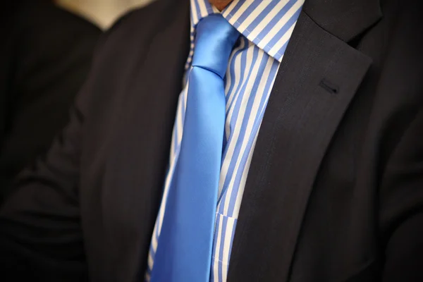 Man in pak met stropdas — Stockfoto