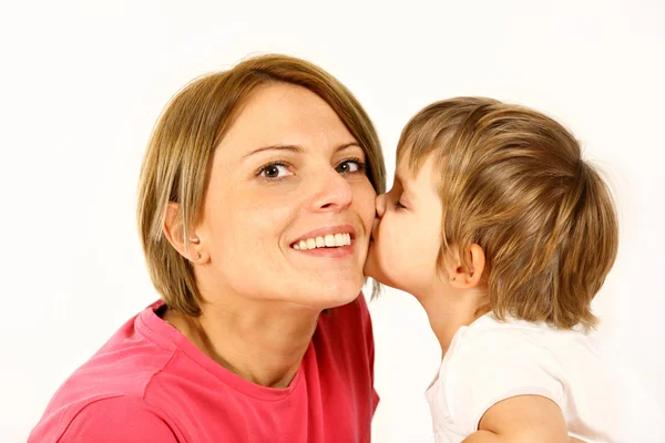 Holčička líbat její máma — Stock fotografie