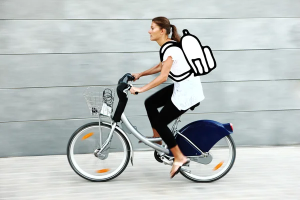 Молодой студент собирается в университет на велосипеде — стоковое фото