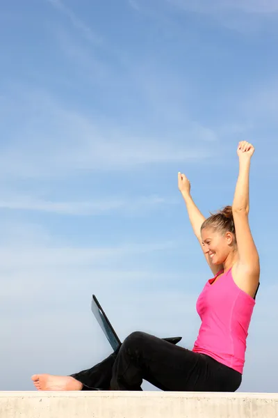 Успешная молодая женщина с ноутбуком — стоковое фото