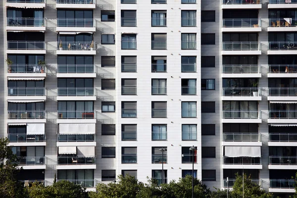 Bloco moderno de apartamentos — Fotografia de Stock