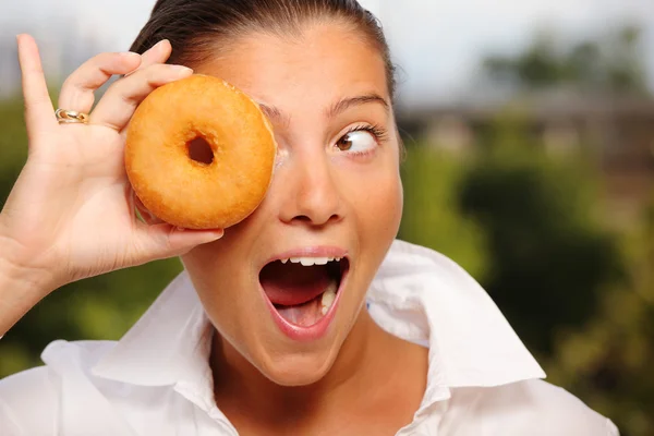 Jovem esposa e um donut — Fotografia de Stock