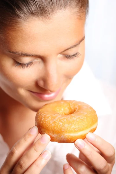 Νεαρή γυναίκα με ένα ντόνατ — Φωτογραφία Αρχείου