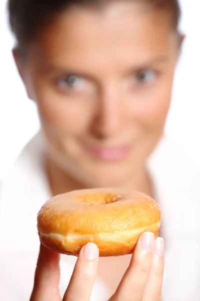 Jonge vrouw met een donut — Stockfoto