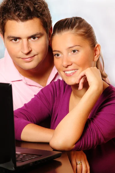 Młode małżeństwo, wyszukiwanie w Internecie — Zdjęcie stockowe