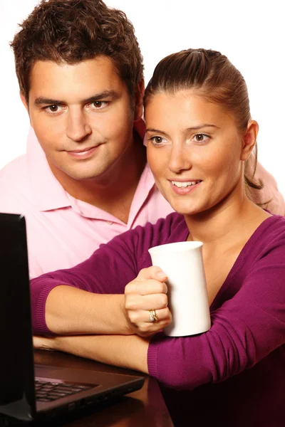 Unga gift par som arbetar på laptop tillsammans — Stockfoto