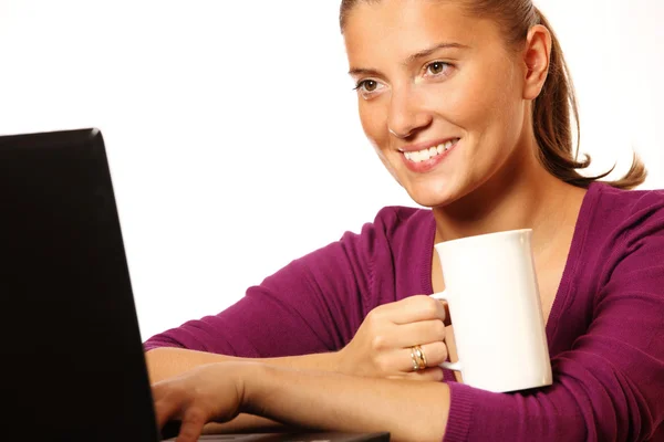 Молодая счастливая жена работает на ноутбуке — стоковое фото