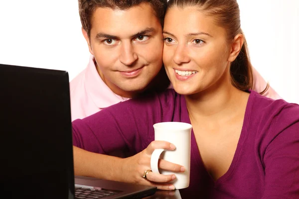 Casal jovem casal navegando na Internet — Fotografia de Stock