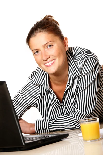 在笔记本电脑上工作的年轻女商人 — 图库照片