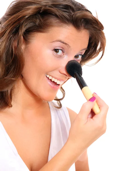 Ładny kobieta stawiając na jej makijaż — Zdjęcie stockowe