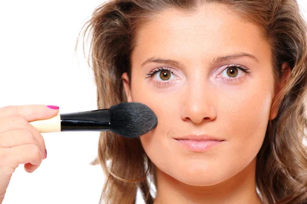 Pretty Woman putting on makeup — Stock Photo, Image