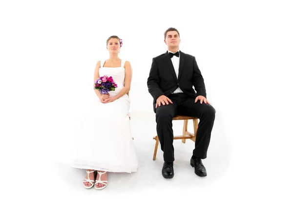 白い背景の上に座っている結婚されていたカップル — ストック写真
