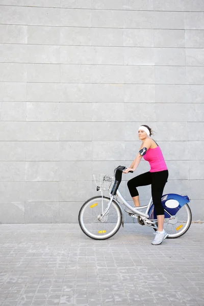 Bisikletli genç kız — Stok fotoğraf