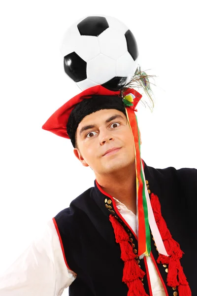 Hombre polaco en un traje tradicional con fútbol en la cabeza —  Fotos de Stock