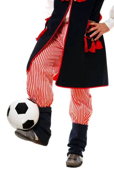 一个传统的衣服与足球的波兰人 — 图库照片