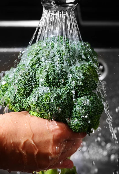 Washing broccoli — Stock Photo, Image