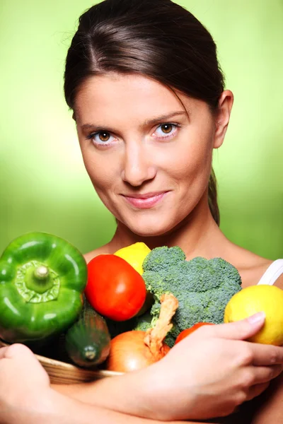 Молода жінка з овочевим кошиком — стокове фото