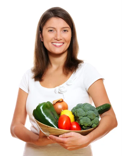 Молодая женщина с овощной корзиной — стоковое фото