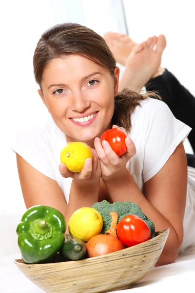 Mladá žena s zeleniny košík — Stock fotografie
