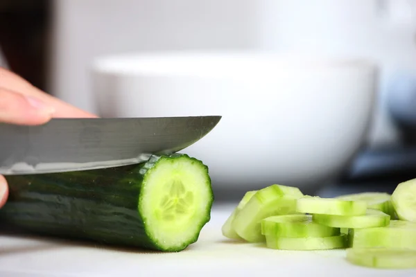 Snijden komkommer — Stockfoto