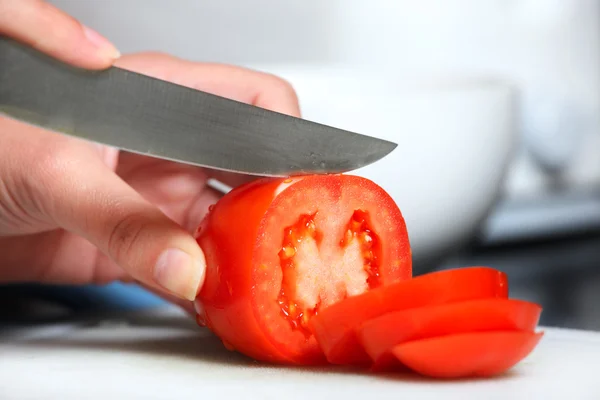 Cutting tomato — Stock Photo, Image