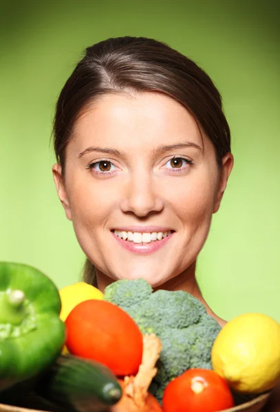 Jovem mulher e legumes — Fotografia de Stock
