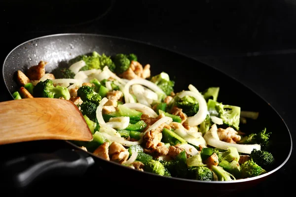 Chicken and vegetables on a pan — Stock Photo, Image