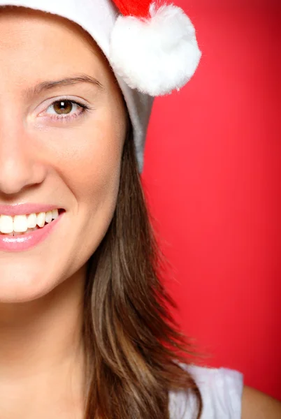 Mulher bonita no chapéu do Pai Natal — Fotografia de Stock