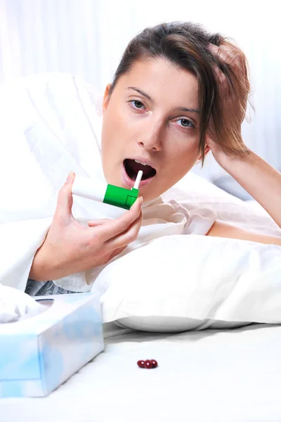 Гарна жінка з болем у горлі — стокове фото